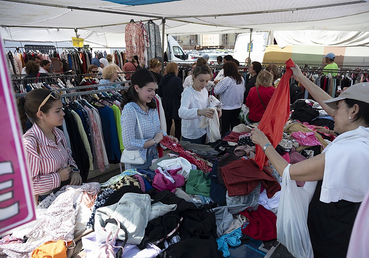 Mercadillo esta mañana en Badajoz, donde todo funciona sin electricidad.
