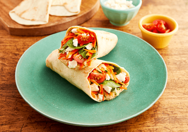 Tortillitas con verduras, humus y queso