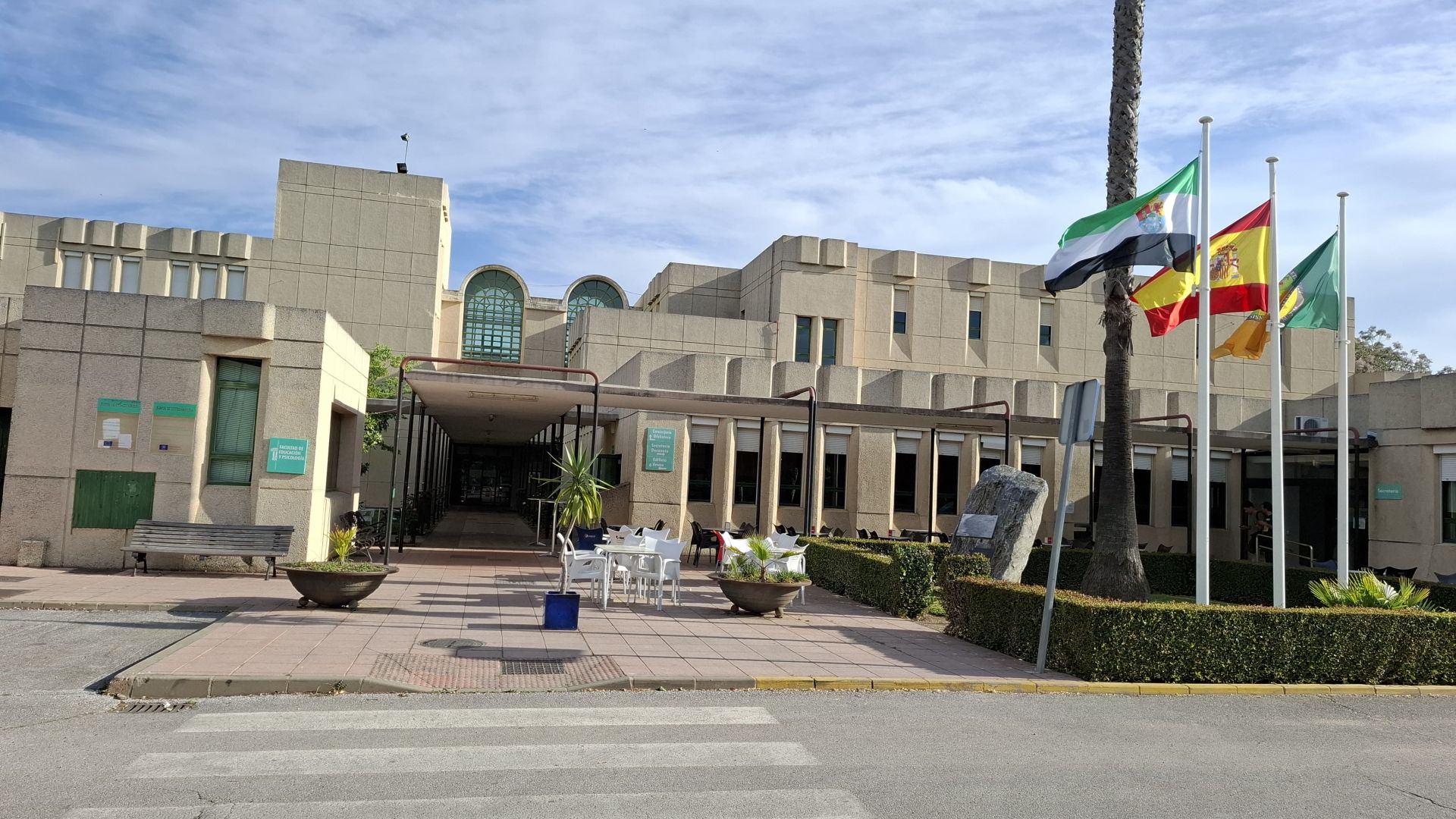 El campus de la Universidad de Extremadura (UEx) de Badajoz vacío este martes.