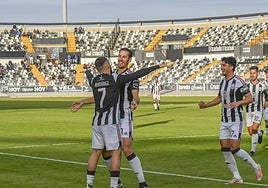 Álex Alegría celebra un gol con Bermúdez.