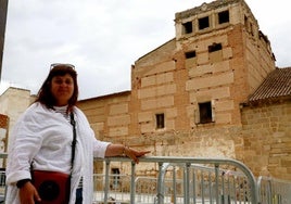 Sabah Walid ante el Convento de las Freylas, futura sede del Instituto de Arqueología de Mérida.