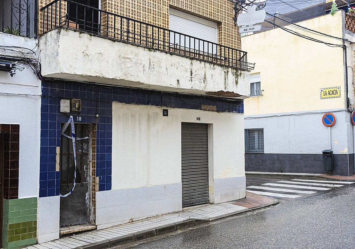 El precinto policial en el edificio donde ha intervenido la policía en Badajoz.