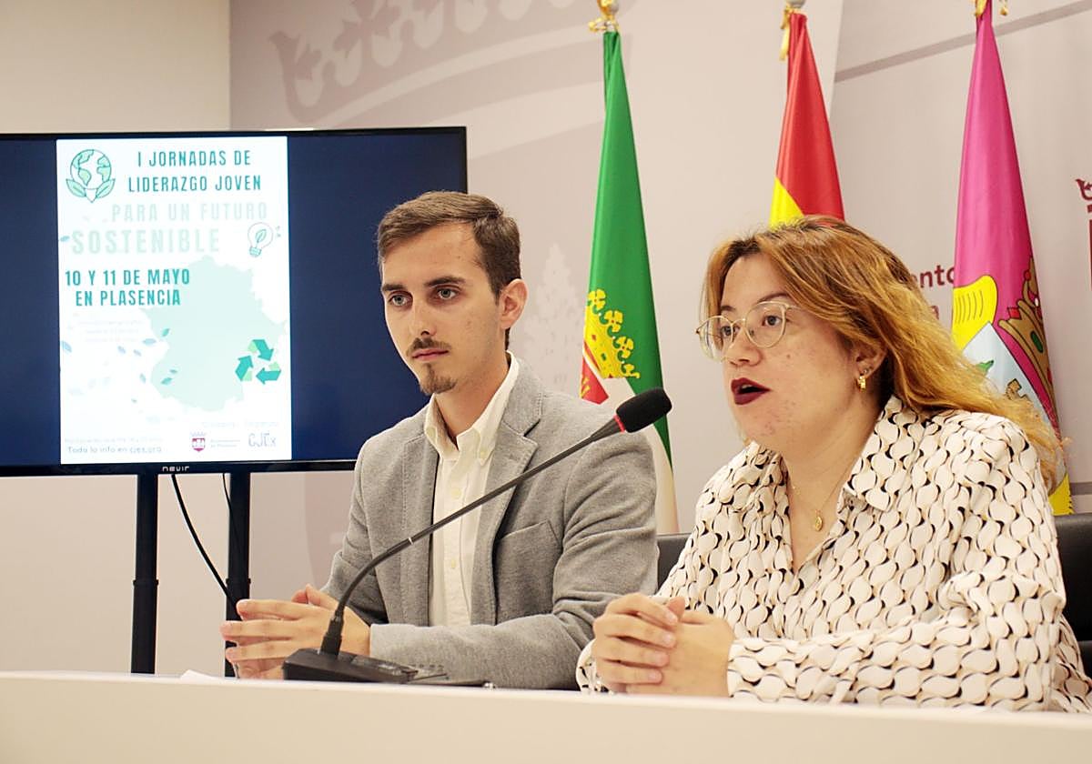 Alberto Belloso, concejal de Juventud, y Lidia Solana, presidenta del Consejo de la Juventud de Extremadura.