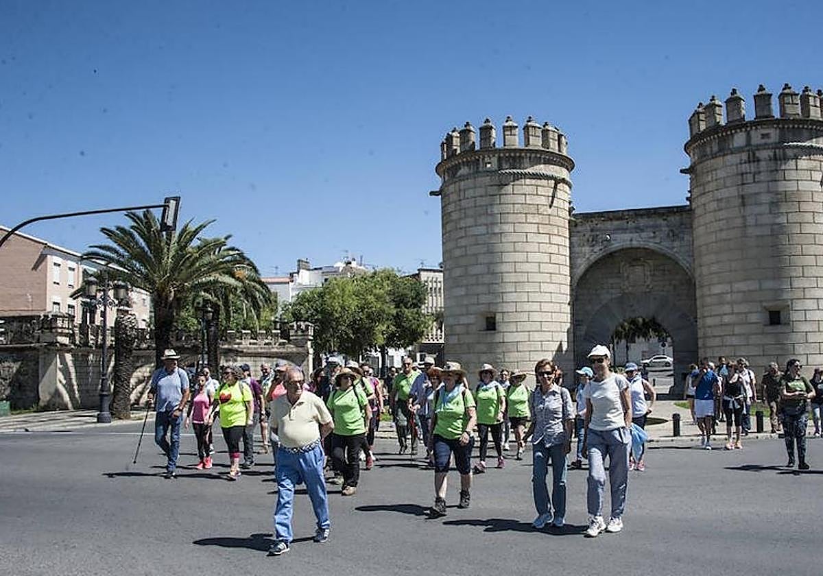 Imagen de archivo de los caminantes en la peregrinación a la ermita de Bótoa.