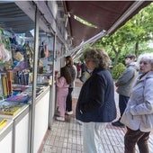 Últimos visitantes a la Feria del Libro de Cáceres, que se clausuró ayer.