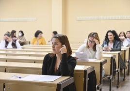 Opositores a un plaza fija en el SES durante un examen en una imagen de archivo.