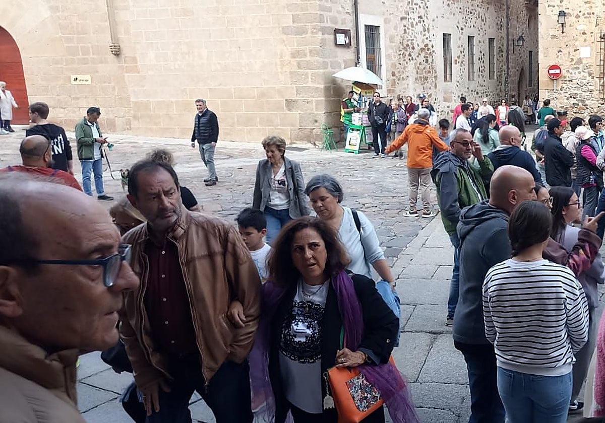 Trasiego en la concatedral de Coria-Cáceres para visitar la imagen de la patrona.