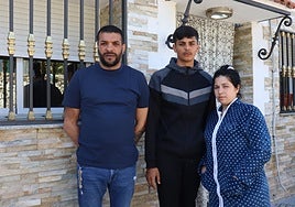 El abuelo y los padres de Camelia, la niña que murió en el tiroteo de San Lázaro.