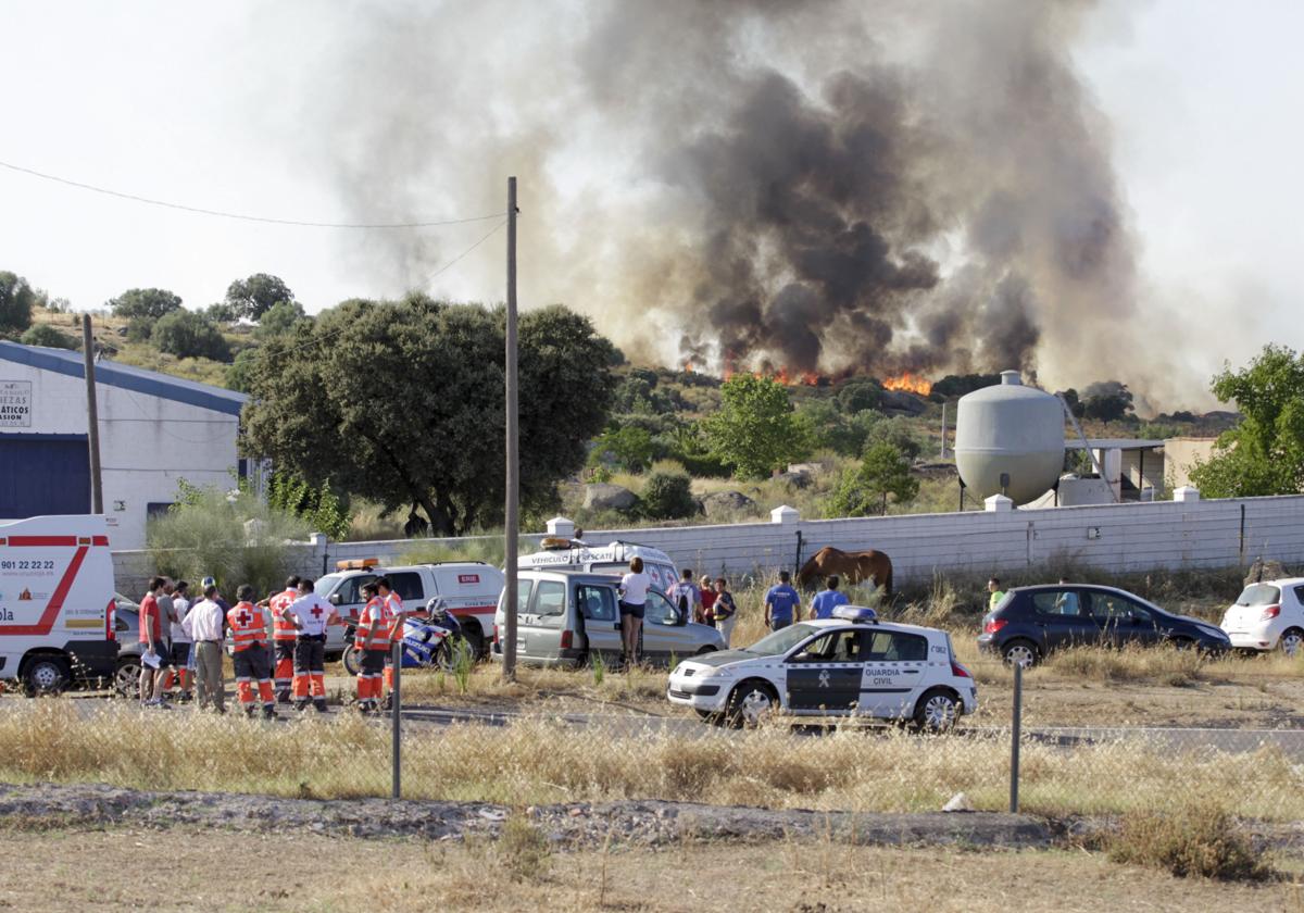 Imagen de archivo de un incendio de pastos grave en la carretera de Sevilla.