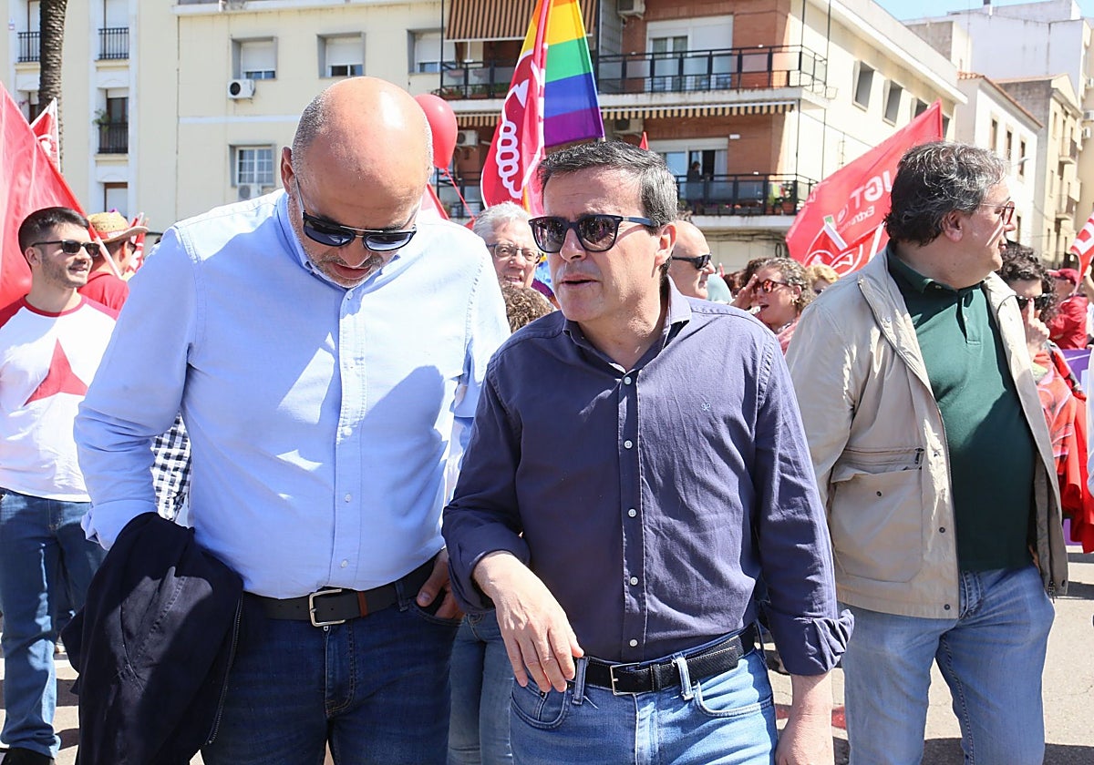 Juan Ramón Ferreira, Miguel Ángel Gallardo y José María Vergeles, esta mañana en la manifestación del Primero de Mayo en Mérida.