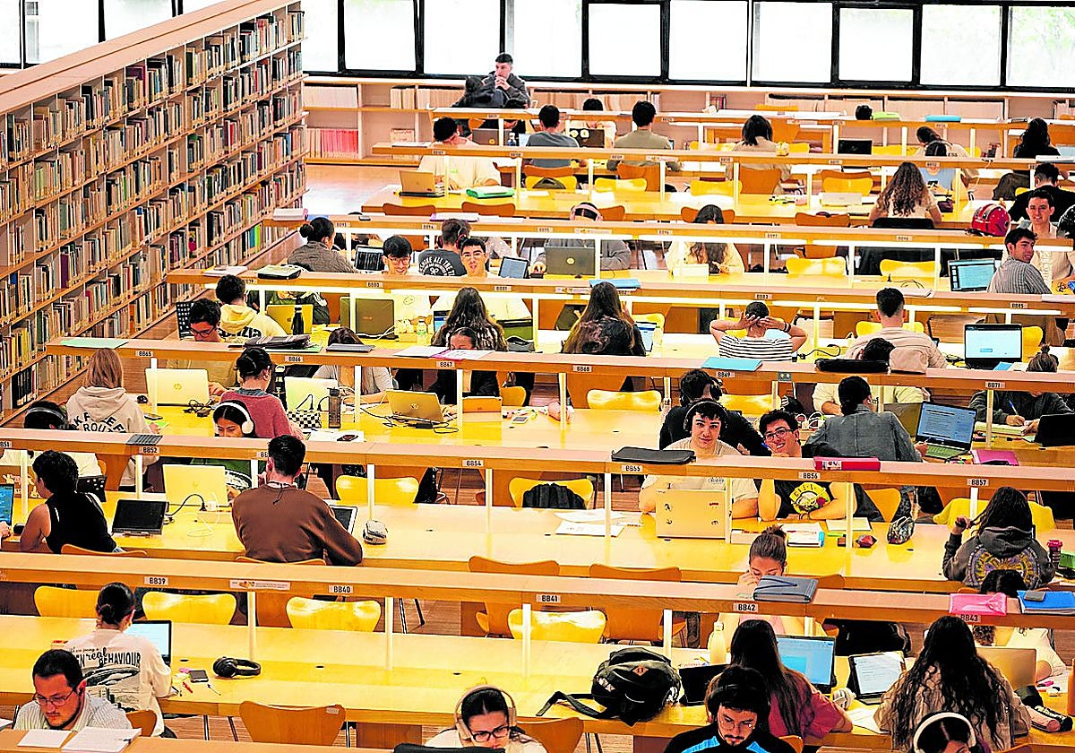 Alumnos de la UEx en la biblioteca central de Badajoz el día después del apagón.