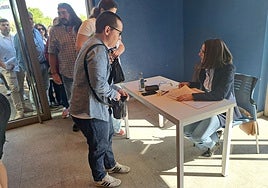 Interinos en el acceso al salón de actos de la biblioteca Delgado Valhondo de Mérida para elegir plaza definitiva, el pasado lunes.