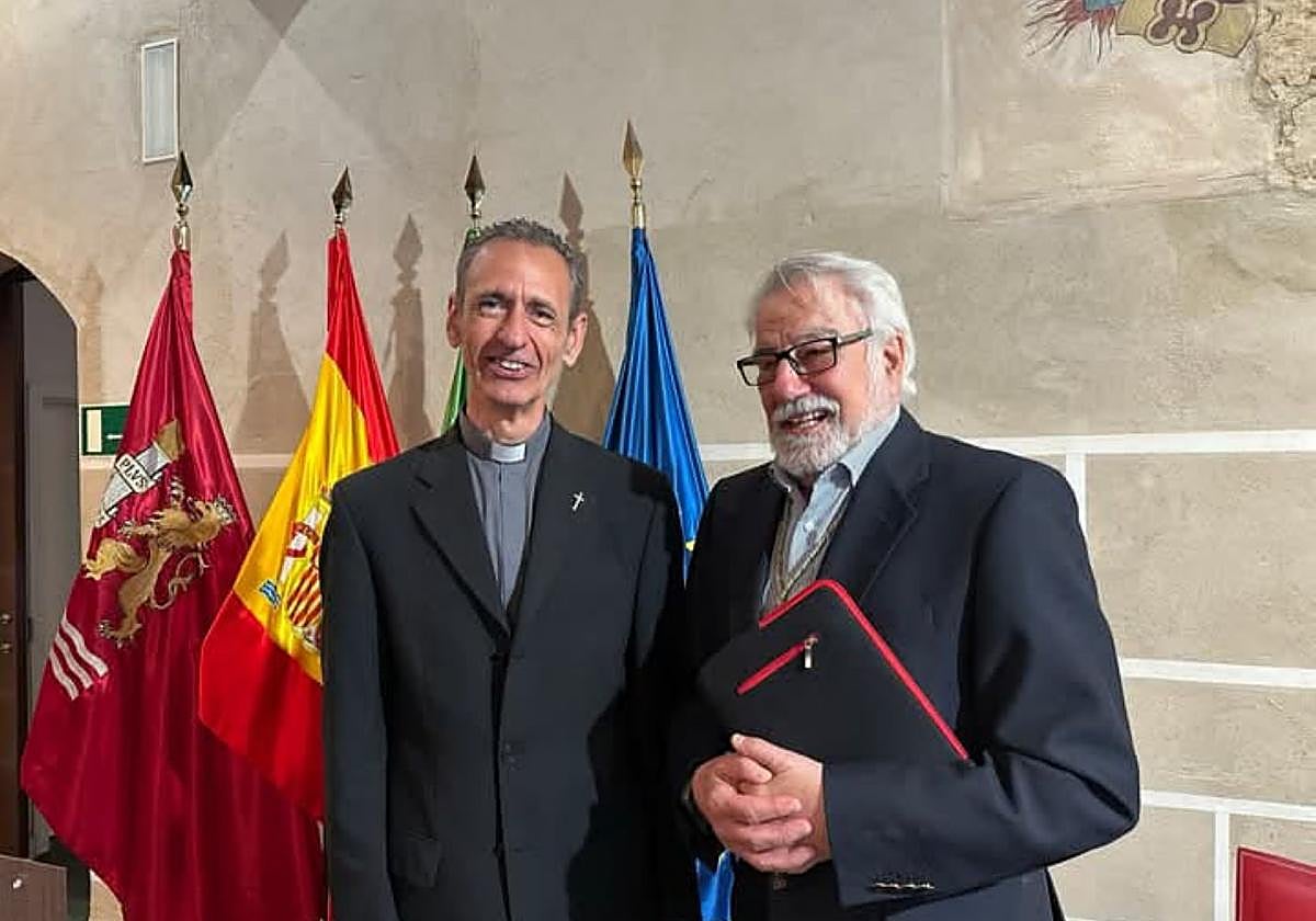 Antonio Cerro antes del pregón junto a Gonzalo Robles, hermano mayor de Bótoa.
