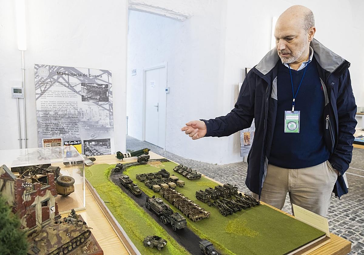 La asociación de modelistas de Badajoz recrea 307 maquetas bélicas