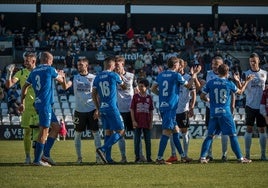 Los jugadores del Mérida y del Ceuta se saludan en el partido de la primera vuelta.