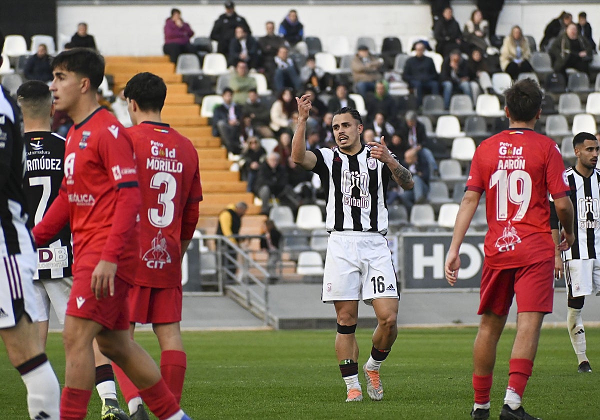 Gustavo Quezada está afrontando el final de la temporada con molestias.