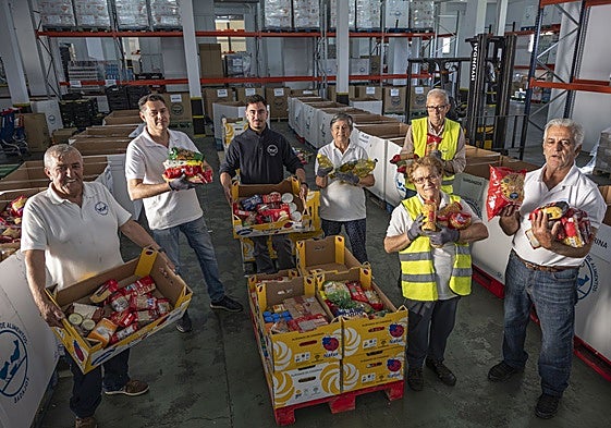 Voluntarios con productos listos para entregar tras una de las campañas de recogida de alimentos.