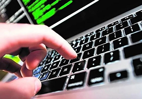 Nueva estafa en redes sociales que usa una 'falsa ex empleada' para ofrecer productos de marca a bajo precio