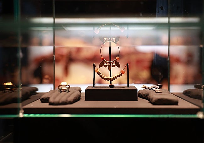 Parte de la exposición de Huelva con ajuares funerarios de la necrópolis de La Joya.