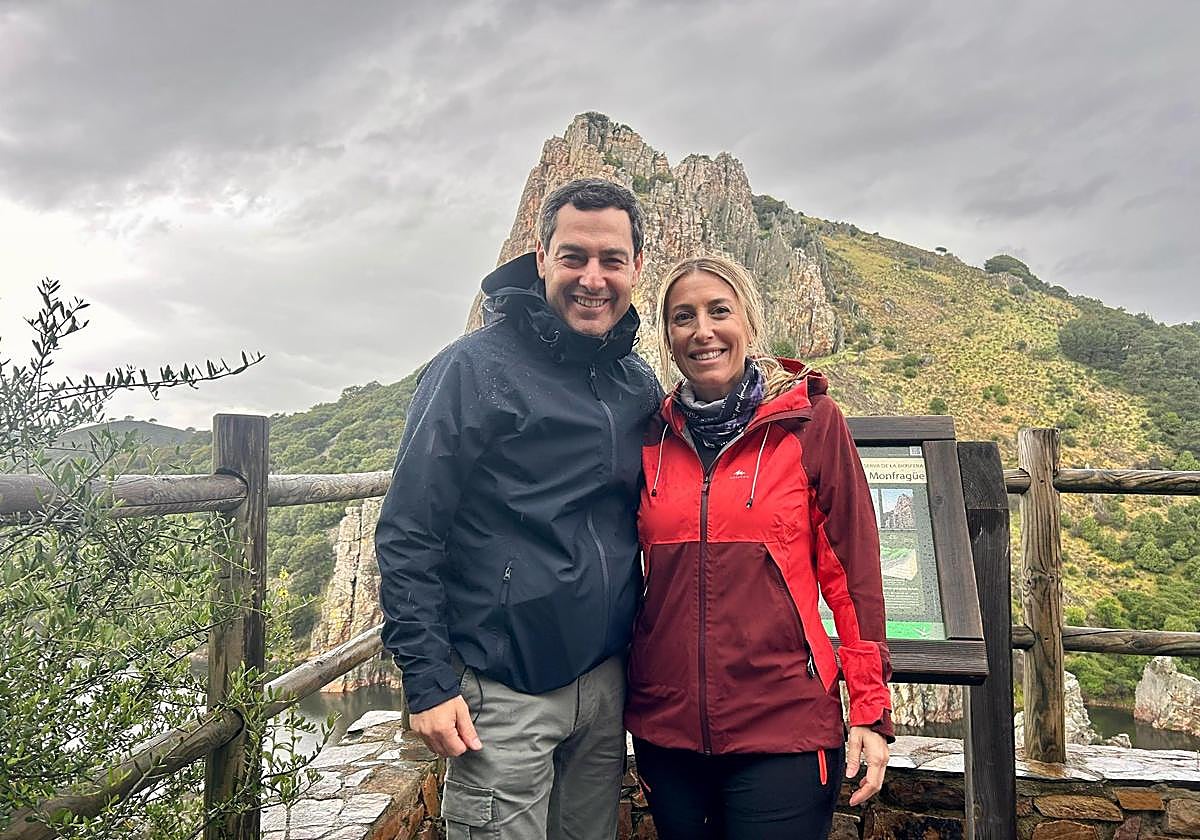 Moreno Bonilla y Guardiola posan delante de el Salto del Gitano.