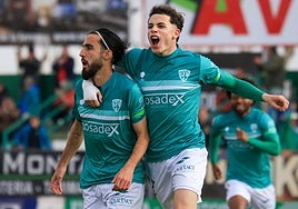 Viti celebra un gol con Abreu.