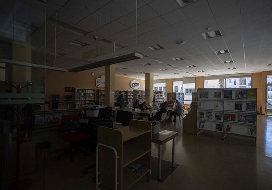 Biblioteca a oscuras en Cáceres el lunes pasado.