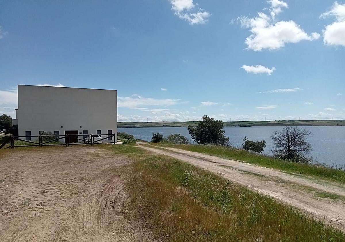 Exterior del centro de interpretación de la naturaleza junto al embalse de Arroyo Conejo, cerca de Llerena.