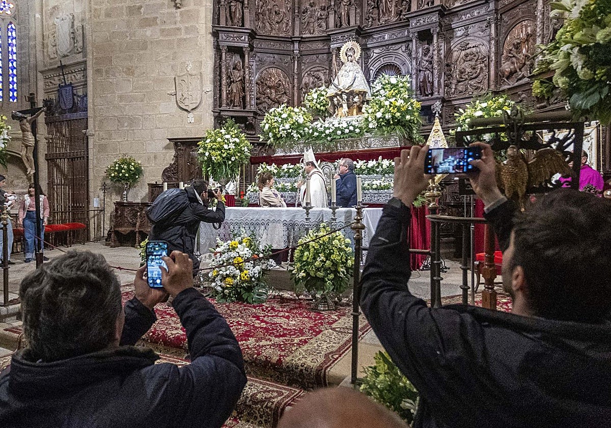 Asistentes al novenario de la Virgen de la Montaña toman fotos esta semana en la concatedral.