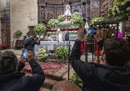 Asistentes al novenario de la Virgen de la Montaña toman fotos esta semana en la concatedral.