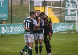 Júbilo en las filas del Cacereño tras anotar uno de los tres tantos que le dieron el triunfo frente al Getafe B en el Príncipe Felipe.