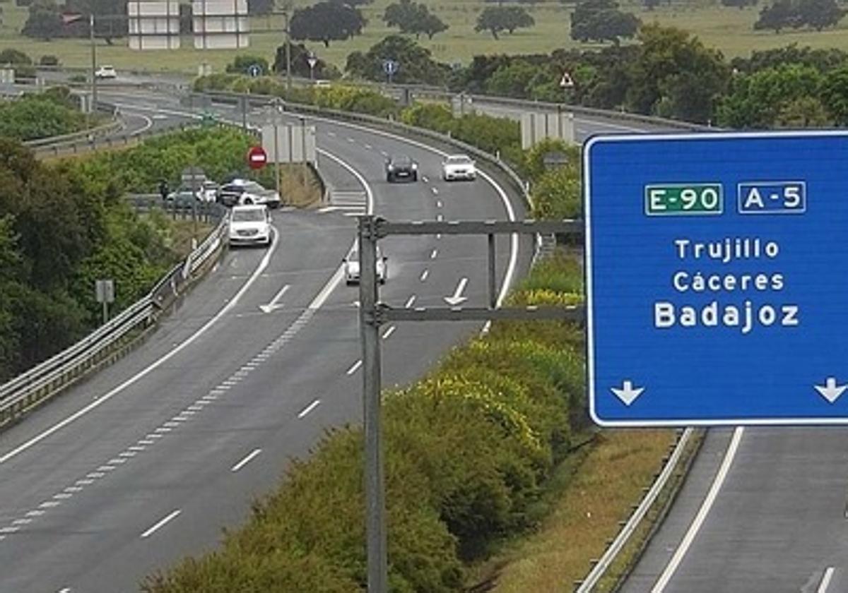 Salida de vía por acuaplanin y choque contra una bionda en la A-5 en Extremadura