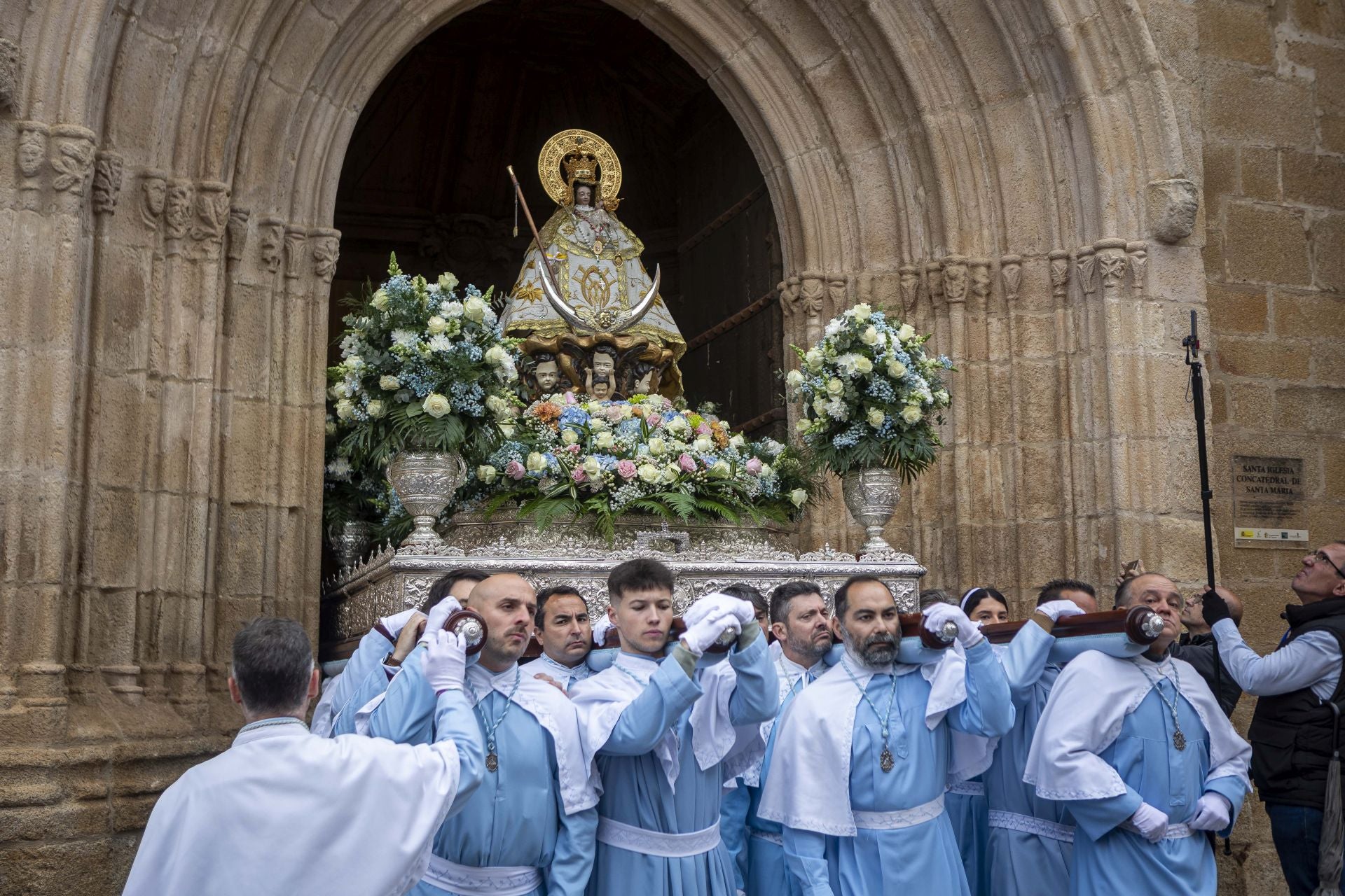 El regreso de la patrona de Cáceres a su santuario, en imágenes