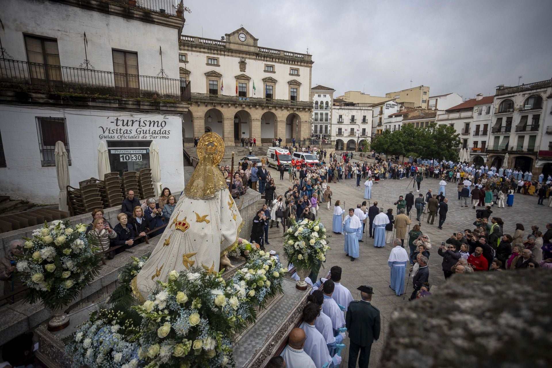 El regreso de la patrona de Cáceres a su santuario, en imágenes