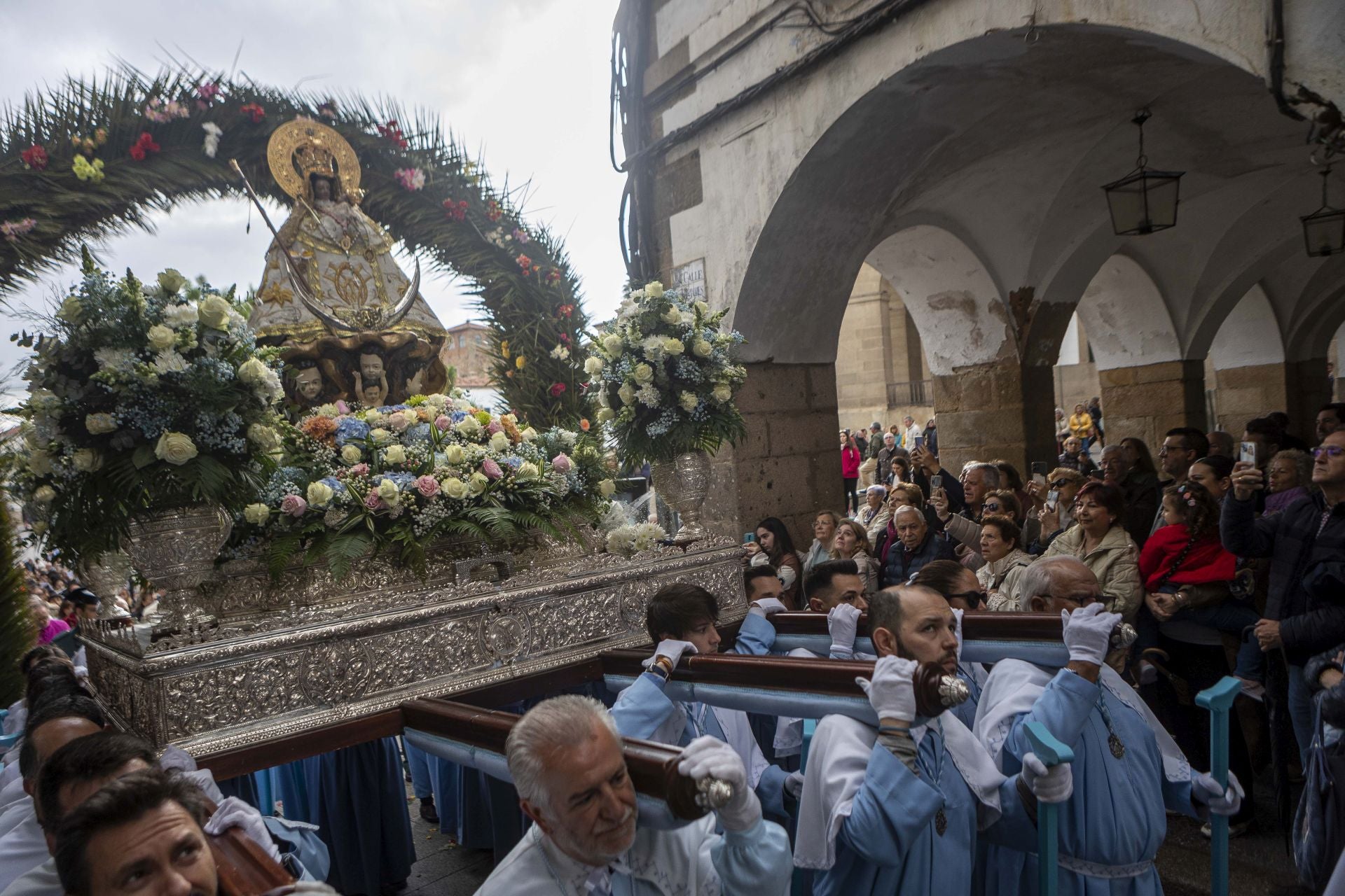 El regreso de la patrona de Cáceres a su santuario, en imágenes