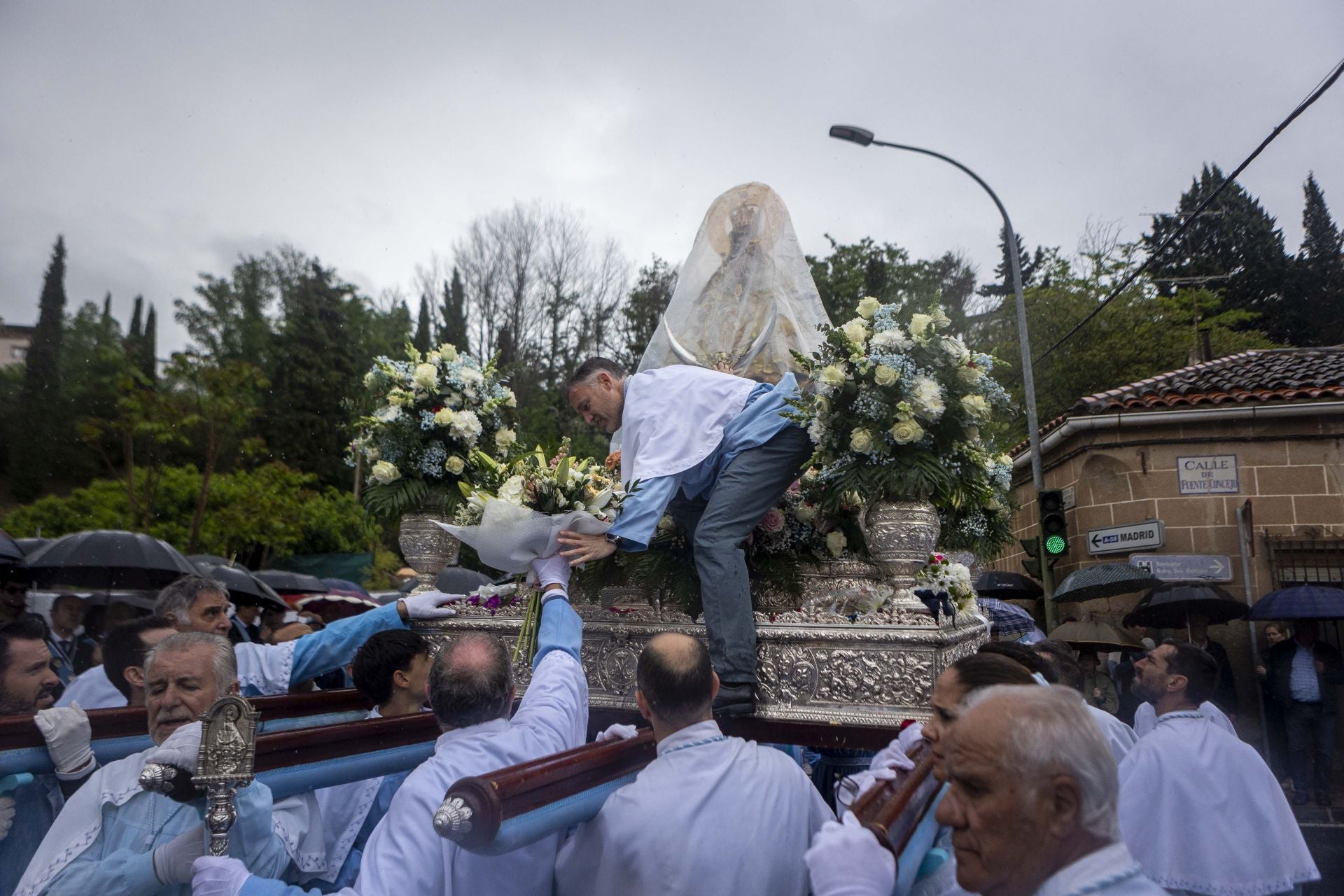 El regreso de la patrona de Cáceres a su santuario, en imágenes