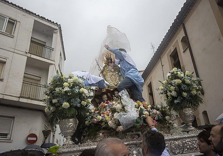 La imagen de la Virgen de la Montaña tuvo que ser tapada con un plástico al final de la calle Fuente Nueva.
