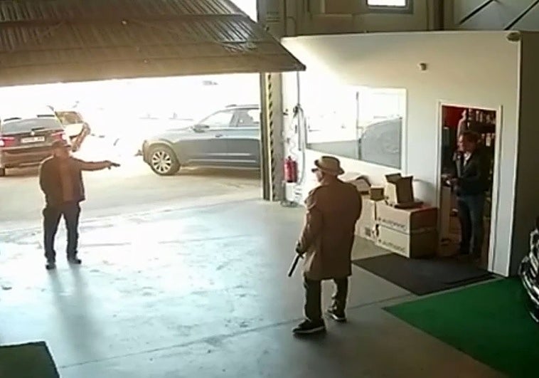 Imagen del vídeo de seguridad durante el asalto en Badajoz.