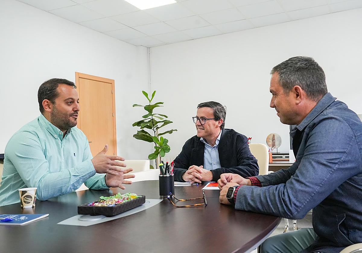 Miguel Ángel Gallardo se reúnecon representantes de la Plataforma 'Sí a Almaraz, Sí al Futuro'..