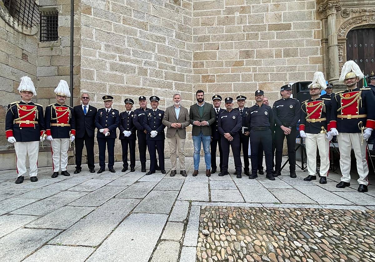Una decena de agentes recibieron la Medalla de Oro por su carrera.
