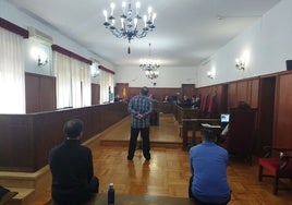 Los acusados durante el juicio que se celebró en la Audiencia de Badajoz.