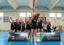 Las jugadoras del San Antonio Josefinas celebran el título extremeño cadete.