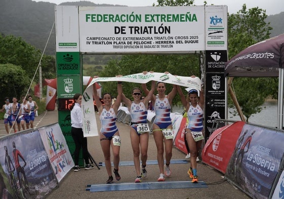 Las triatletas del Capex celebran el triunfo como campeonas de Extremadura.