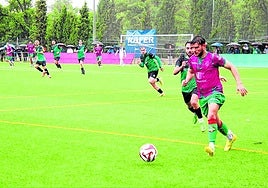 Teto conduce el balón ante la presión del Gévora.