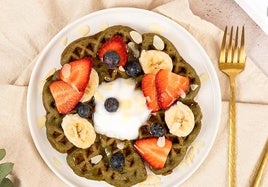 Gofres saludables de matcha y frutas