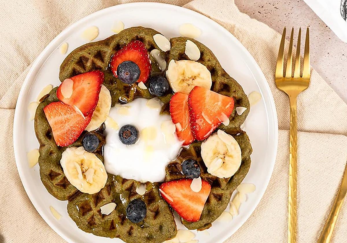 Gofres saludables de matcha y frutas