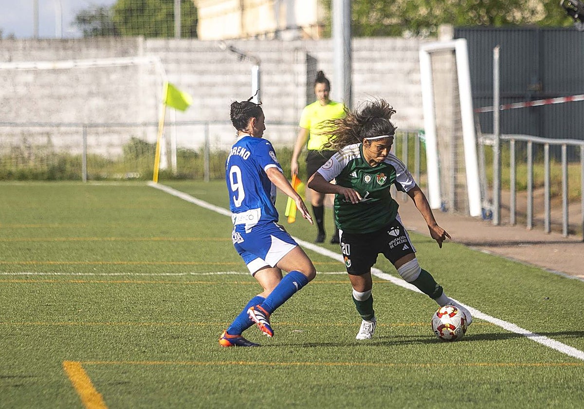 La verdiblanca Javiera Toro trata de marcharse de la jugadora del Alavés Laura Moreno en Pinilla.