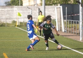 La verdiblanca Javiera Toro trata de marcharse de la jugadora del Alavés Laura Moreno en Pinilla.