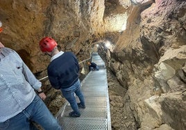 Escalera que permite la visita a la antigua mina Garandina, de Santa Marta de los Barros.