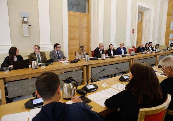 Pleno del Ayuntamiento cacereño, con los concejales de PP y Vox al fondo y los del PSOE y UP delante.