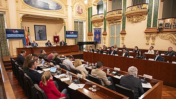 Cuatro tractores, 89 vacas y un Porsche, entre los bienes de los diputados provinciales de Badajoz